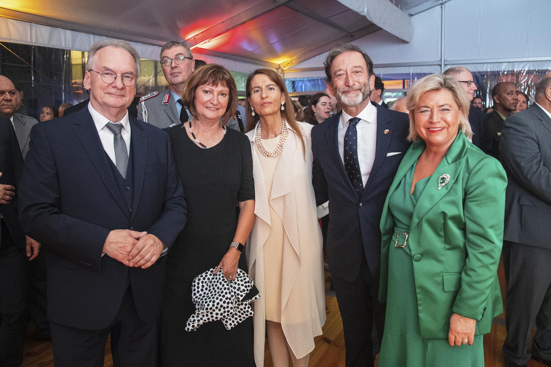 Das Bild zeigt Ministerpräsident Dr. Reiner Haseloff, Frau Dr. Gabriele Haseloff, den Botschafter der Republik Polen in Deutschland, Dariusz Pawlos, Frau Pawlos und Generalkonsulin Cornelia Pieper.