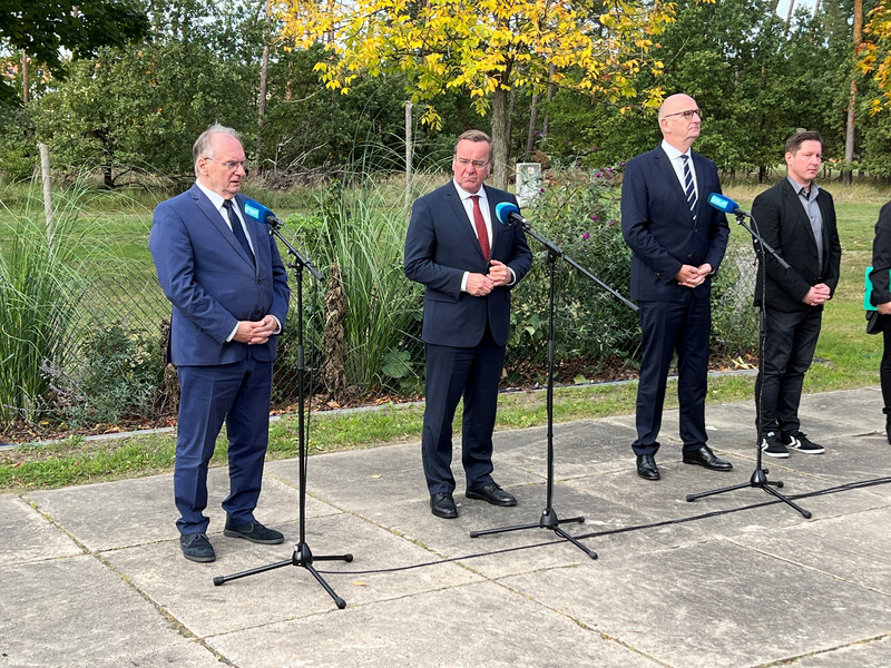 Das Bild zeigt Ministerpräsident Dr. Reiner Haseloff, Bundesverteidigungsminister Boris Pistorius und Ministerpräsident Dietmar Woidke bei der Pressekonferenz in Holzdorf.