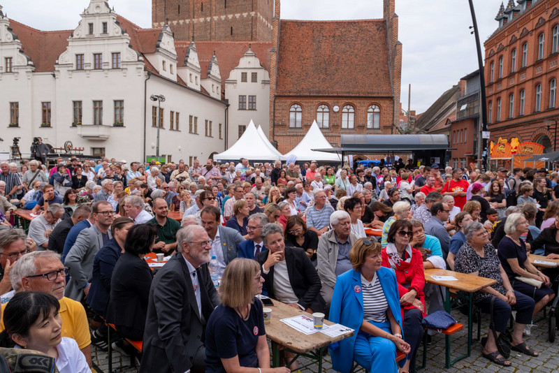 Viele Besucher verfolgen den Auftakt zum Sachsen-Anhalt-Tag.