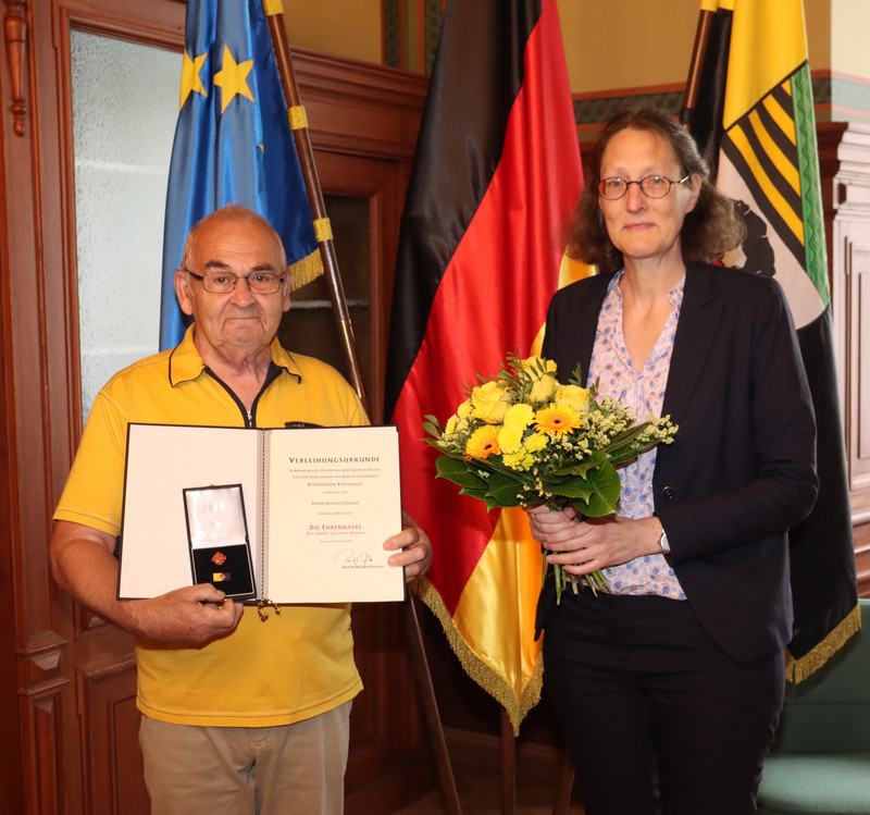 Das Bild zeigt Helmut Göldner und die Abteilungsleiterin der Staatskanzlei, Dr. Henrike Franz.