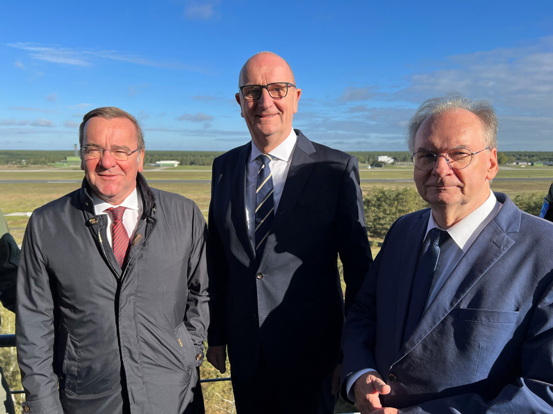 Das Bild zeigt Bundesverteidigungsminister Boris Pistorius, Brandenburgs Ministerpräsident Dietmar Woidke und Sachsen-Anhalts Ministerpräsident Dr. Reiner Haseloff in Holzdorf.