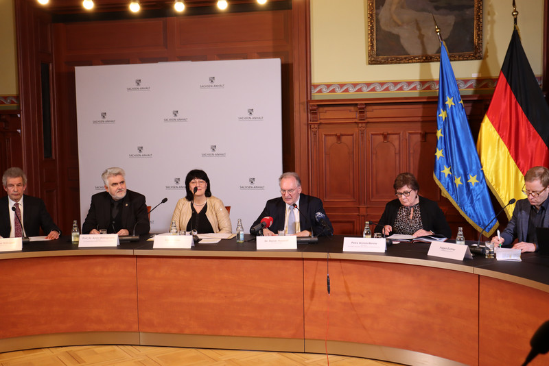Das Bild zeigt v.l.n.r. Regierungssprecher. Dr. Matthias Schuppe, Wissenschaftsminister Prof. Dr. Armin Wilingmann, Bildungsministerin Eva Feußner, Ministerpräsident Dr. Reiner Haseloff, Sozialministerin Petra Grimm-Benne und den Sprecher der Landespressekonferenz, Hagen Eichler.