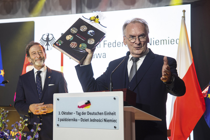 Ministerpräsident Dr. Reiner Haseloff zeigt ein Buch über die Welterbestätten in Sachsen-Anhalt.