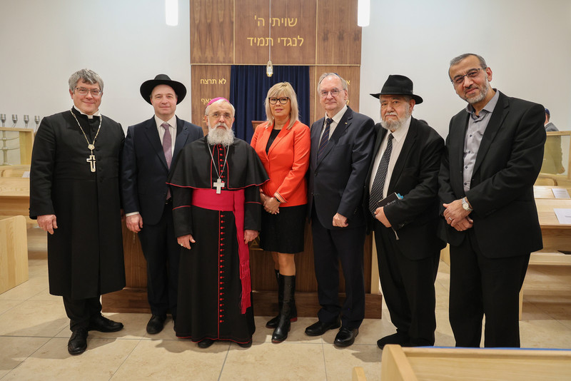 Das Bild zeigt Teilnehmer bei der Eröffnung der Neuen Synagoge.