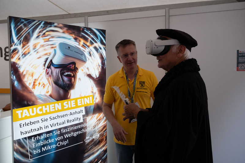 Martin Luther probiert die Videobrille auf.