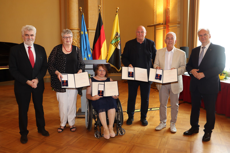 Das Bild zeigt Ministerpräsident Dr. Reiner Haseloff, Wissenschaftsminister Prof. Dr. Armin Willingmann und die Ausgezeichneten.