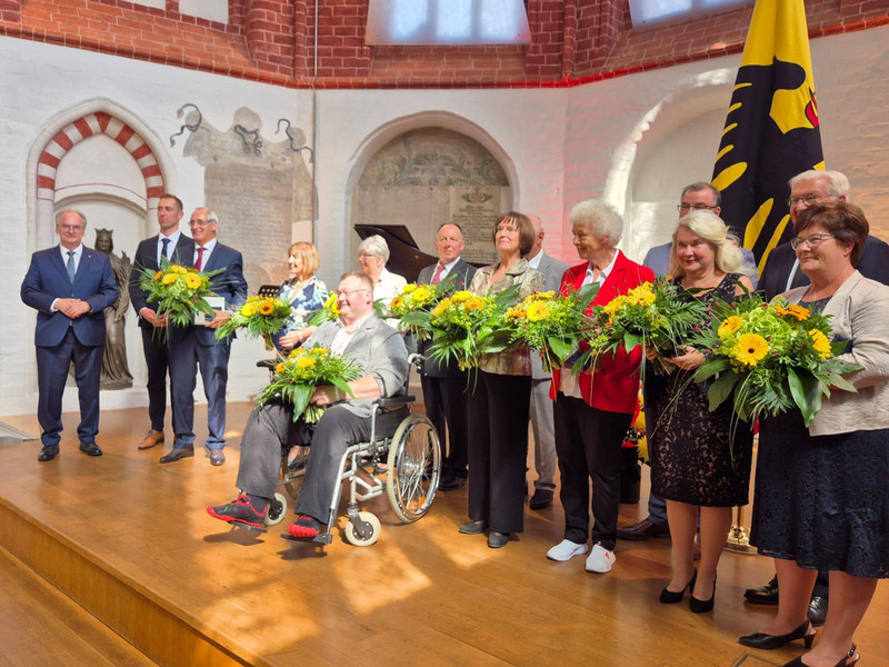 Das Bild zeigt Bundespräsident Frank Walter Steinmeier und Ministerpräsident Dr. Reiner Haseloff mit den Geehrten.