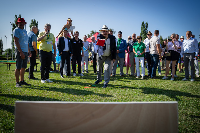 Der Ministerpräsident beteiligt sich aktiv bei den Sportspielen.